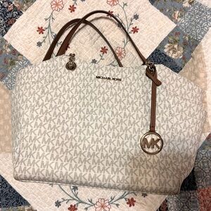 This bag was to big for me I only used it a handful of times.